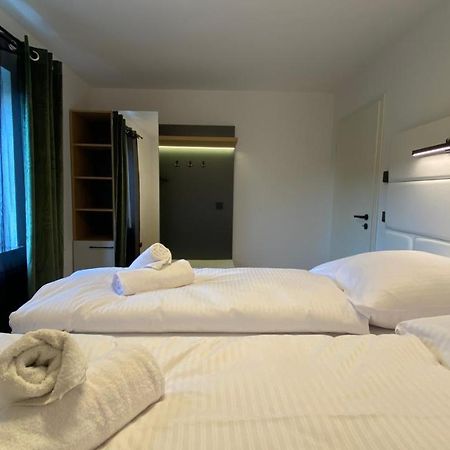 הרצוגנאוראך Uraha Apartments מראה חיצוני תמונה